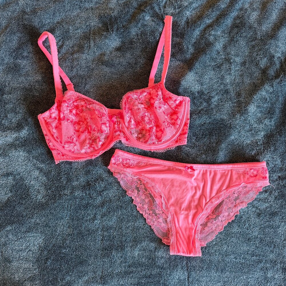 Like New Victoria's Secret Unlined Demi Bra (34DDD) & matching Cheekini Medium
